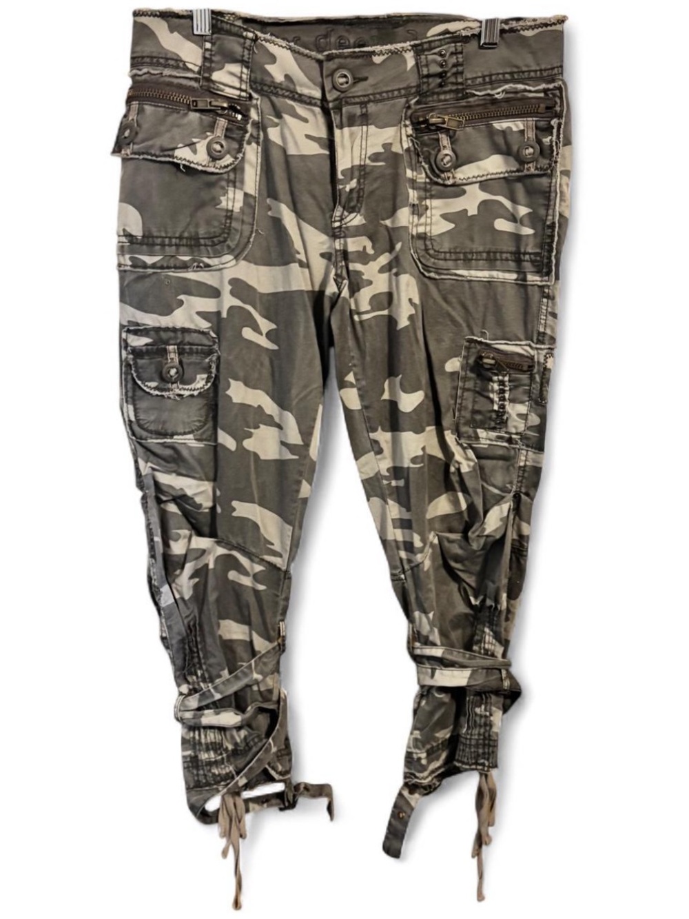 Vintage y2k Deep by Los Angeles mid rise distressed camo cargo capri pants